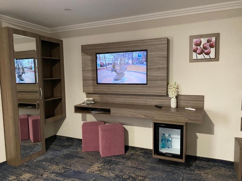 Hotel Yarus Plus Плоєшті Екстер'єр фото