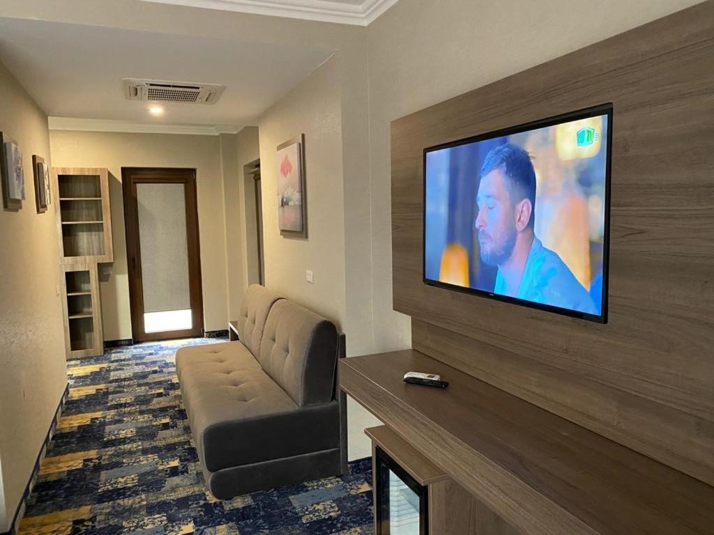 Hotel Yarus Plus Плоєшті Екстер'єр фото