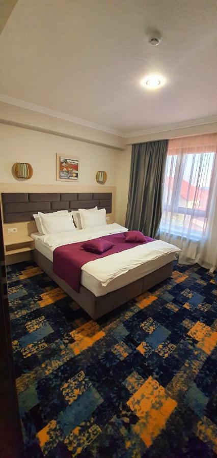 Hotel Yarus Plus Плоєшті Екстер'єр фото