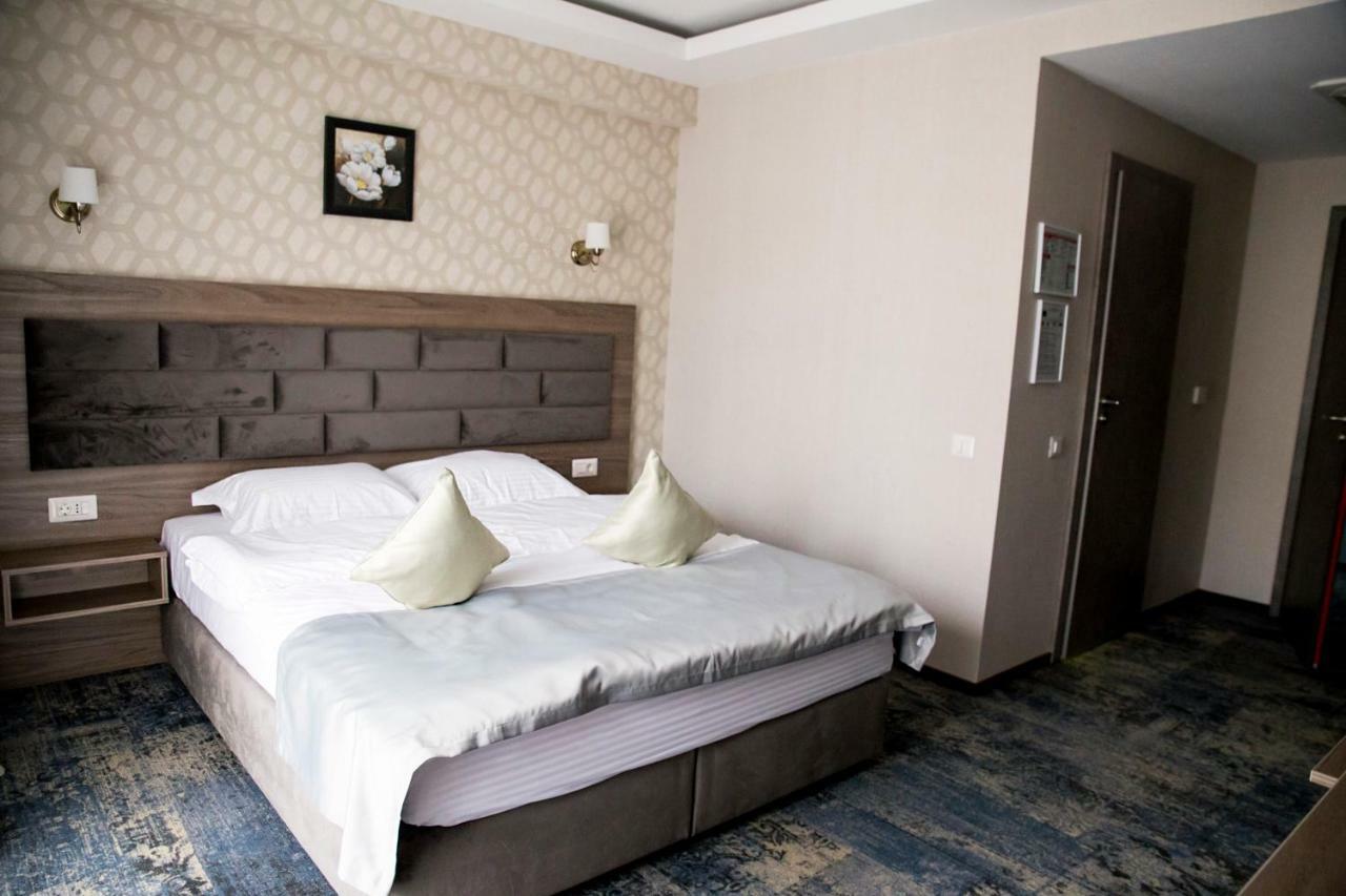Hotel Yarus Plus Плоєшті Екстер'єр фото