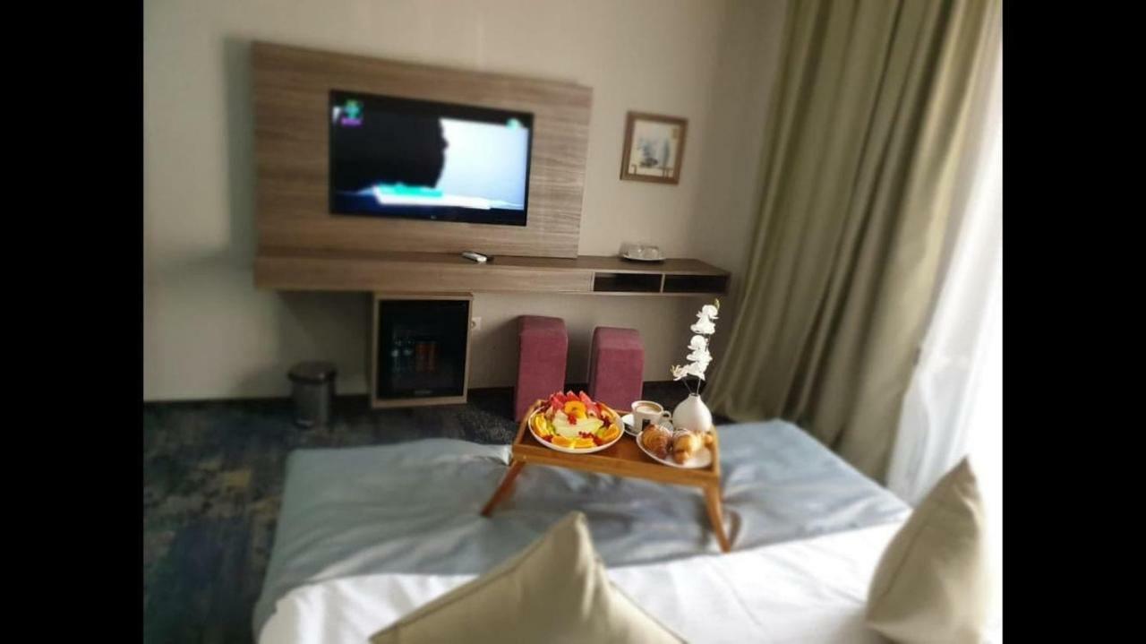 Hotel Yarus Plus Плоєшті Екстер'єр фото