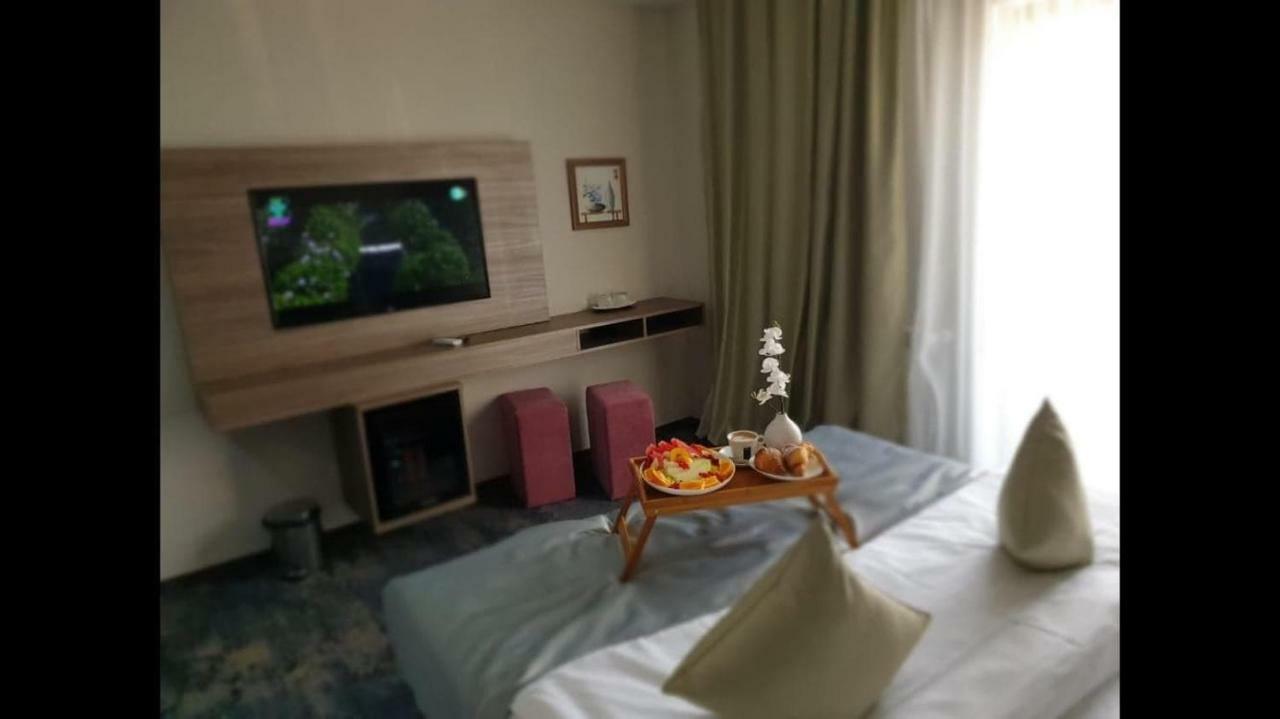 Hotel Yarus Plus Плоєшті Екстер'єр фото