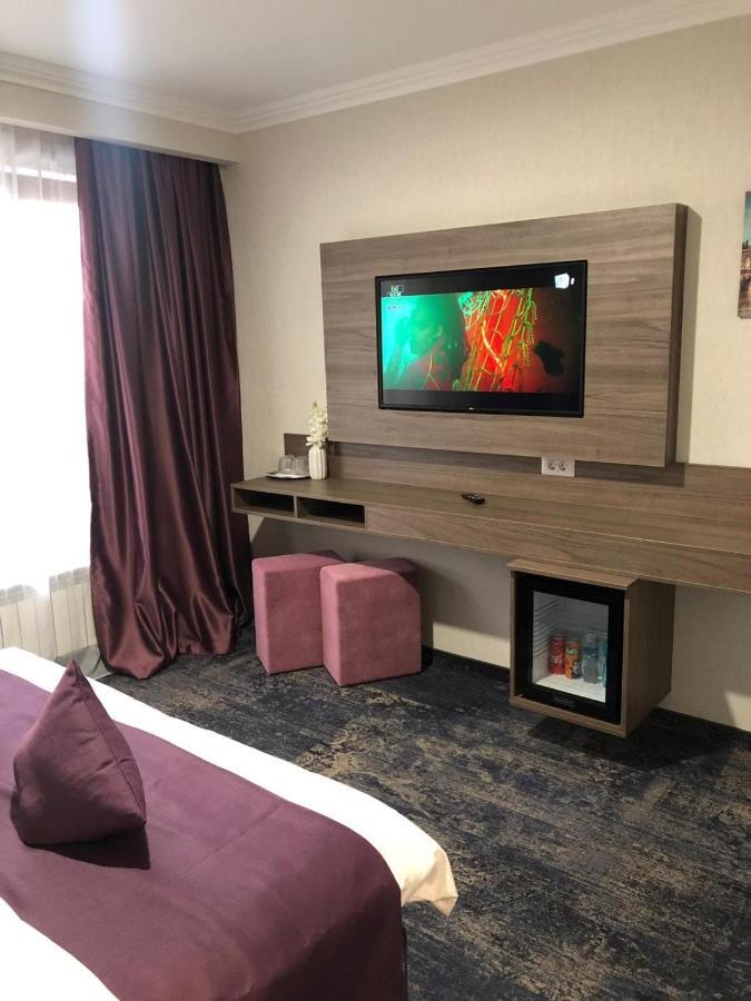 Hotel Yarus Plus Плоєшті Екстер'єр фото