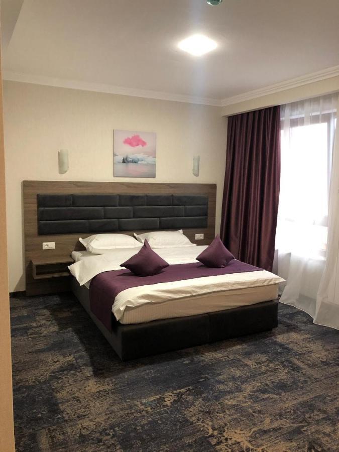 Hotel Yarus Plus Плоєшті Екстер'єр фото