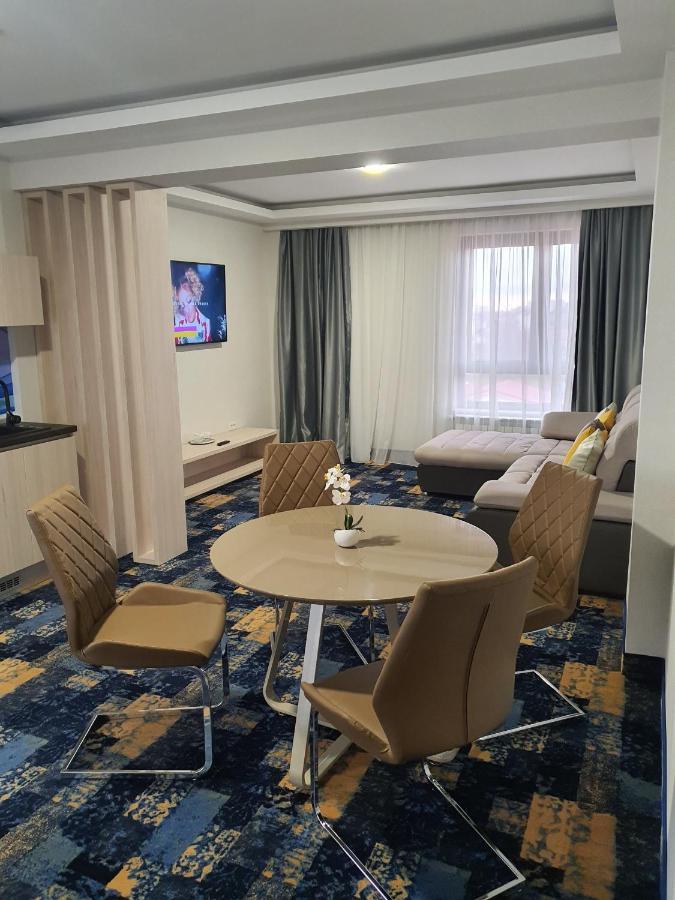 Hotel Yarus Plus Плоєшті Екстер'єр фото