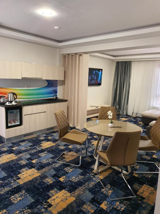 Hotel Yarus Plus Плоєшті Екстер'єр фото